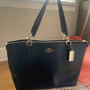 Authentic brand new never used COACH BAG DARK NAVY MIDNIGHT BLUE pebbled leather